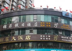 查阅餐厅的许可证件、从业人员、食材来历等各